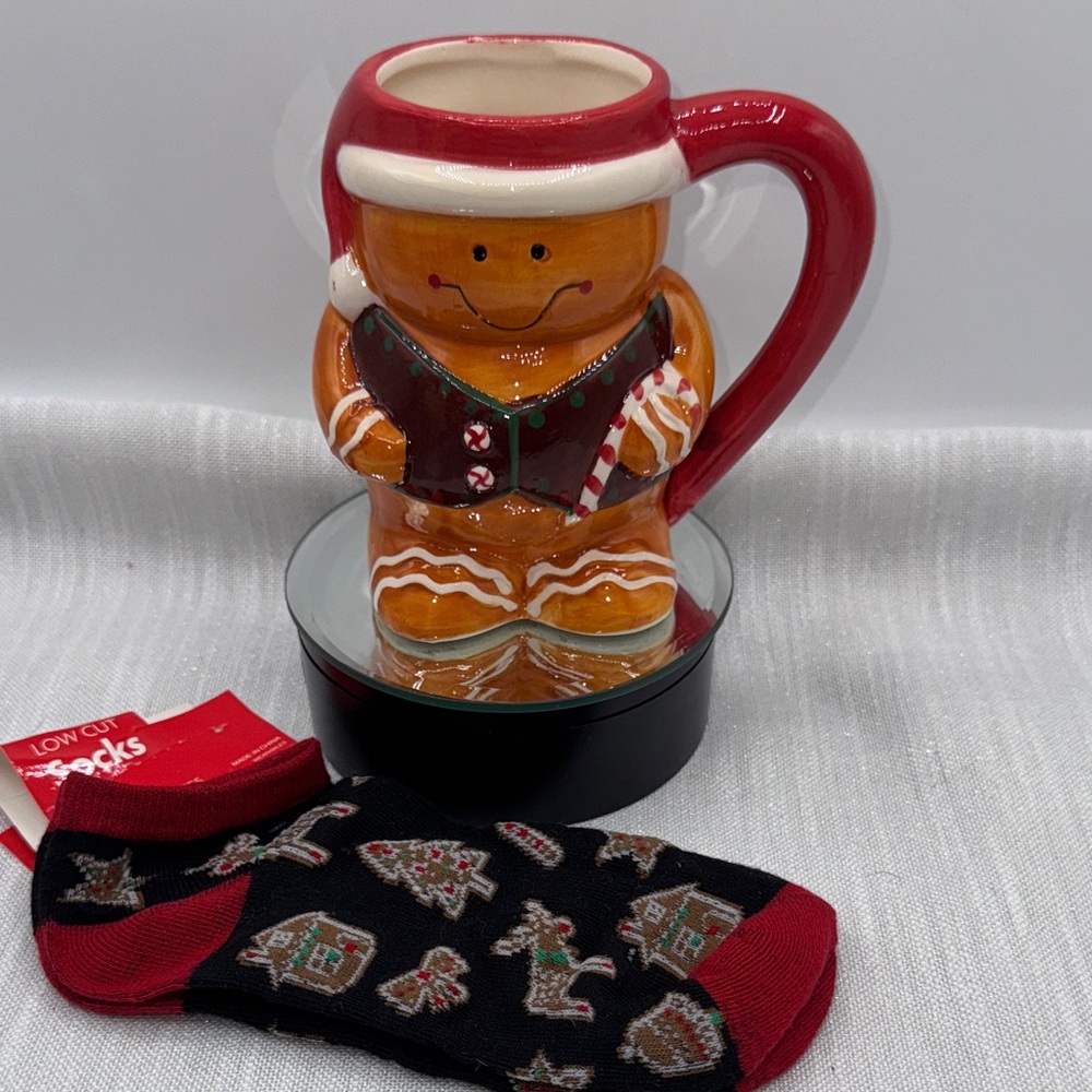 Sleigh Bell Bistro Gingerbread 3D Mug with bonus Festive Socks NEW gift set